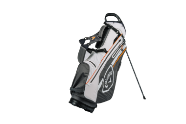 Valmiera, Letonya - 18 Şubat 2025 - Golf sahasında golf sopaları ve aksesuarları taşımak için tasarlanmış birden fazla kompartıman ve kayışlı bir Callaway golf çantası.