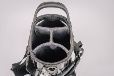 Golf çantasının tepeden tırnağa görüntüsü, yastıklı bölmeleri, sapı ve yüksek kalite malzemeleri, golf kulüplerini düzenlemek ve korumak için tasarlanmış..