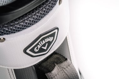 Valmiera, Letonya - 18 Şubat 2025 - Bir Callaway golf çantasının yakın çekimi, logosu, yüksek kaliteli malzemeler, dikişler ve kaliteli golf takımının detaylı makro görüntüsü.