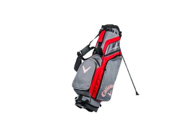 Valmiera, Letonya - 18 Şubat 2025 - Bir Callaway X-Serisi golf çantası standı, kırmızı ve gri tasarım, birden fazla kompartıman ve kayışlar, golf sopası ve aksesuar taşımak için mükemmel.