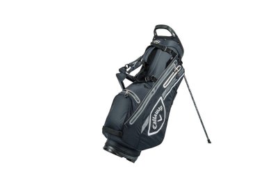 Valmiera, Letonya - 18 Şubat 2025 - Golf sahasında golf sopaları ve aksesuarları taşımak için ideal, siyah tasarımı, birden fazla kompartımanı ve kayışı olan bir Callaway golf çantası.
