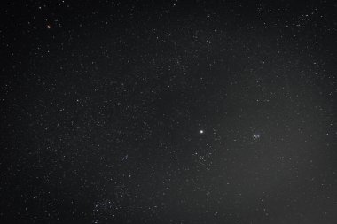 Sayısız yıldızla dolu engin bir gece göğü büyüleyici bir gökyüzü yaratıyor. Derin uzay, astronomi ve yıldızları izleyen atmosfer.