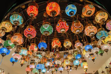 Serik, Türkiye - 24 Şubat 2025 - Tavandan sarkan renkli Türk mozaik lambaları koleksiyonu, canlı ve sanatsal bir dekoratif ışıklandırma gösterisi yaratıyor.