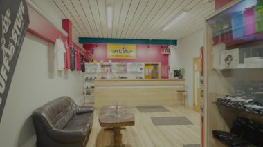 Valmiera, Letonya - 4 Şubat 2025 - Ahşap tezgahı olan bir spor salonu, sergilenen mallar, oturma alanı ve fitness ürünleri,.