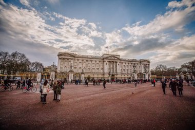 Londra, İngiltere - 5 Mart 2016 - Londra 'daki Buckingham Sarayı' na geniş açılı bir bakış açısı.