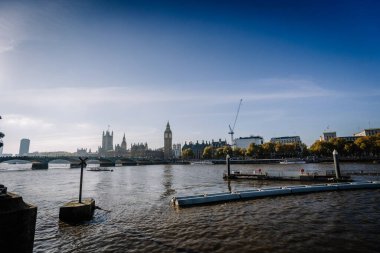 Londra, Birleşik Krallık - 23 Kasım 2022 - Londra 'da berrak mavi gökyüzü altında Thames Nehri' nin Parlamento Evleri, Big Ben ve Westminster Köprüsü manzaralı bir manzarası.