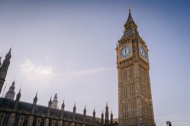 Londra, Birleşik Krallık - 12 Kasım 2022 - Büyük Ben ve Londra 'daki Parlamento Evleri, açık mavi gökyüzüne karşı yakalanarak tarihi Gotik mimarisini sergilediler..