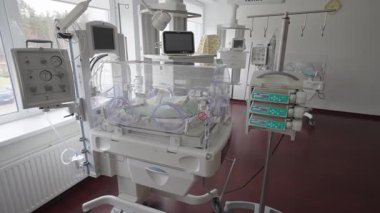 Valmiera, Letonya - 24 Mart 2025 - Modern bir hastane ortamında prematüre bebekleri destekleyen kuluçka makineleri, monitörler ve IV pompalı yeni doğan yoğun bakım odası.