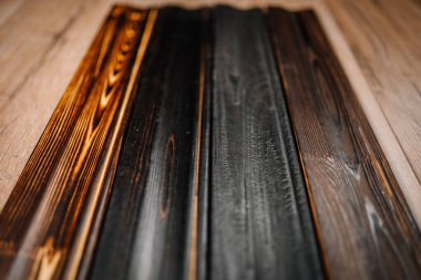 Tasarım ya da inşaat uygulamaları için doku, tahıl ve kömürleşme çeşitlerini yan yana sıralanmış yanık ahşap tahtalar.