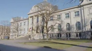 Riga, Letonya - 5 Nisan 2025 - Letonya Ulusal Tarih Müzesi güneşli bir günde bir arabadan ele geçirildi. Araba sürerken kaydedildi.