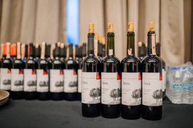 Türkiye, Belek - 28 Şubat 2025 - Resmi bir etkinlik veya kutlama için sıraya dizilmiş birçok şişe Lucien Arkas Balar Idol kuru kırmızı şarap