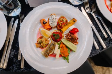 Türkiye, Belek - 28 Şubat 2025 - Şık bir başlangıç tabağı ve çeşitli gurme aperatifleri resmi bir akşam yemeği etkinliğinde sunuldu.