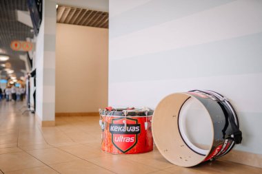 Riga, Letonya - 12 Nisan 2025 - Kekavas Ultras logosu olan iki büyük davul, muhtemelen bir spor salonu ya da etkinlik salonunda halka açık bir koridorda yere yerleştirilmiş.
