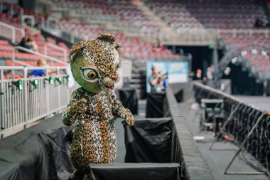 Riga, Letonya - 12 Nisan 2025 - Spor sahasında yürüyen leopar maskotu, seyircileri eğlendiriyor ve eğlenceli atmosfer katıyor..