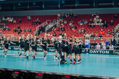 Riga, Letonya - 12 Nisan 2025 - Rubene spor arenasında sarılarak ve tezahürat yaparak sahadaki zaferini kutladı.