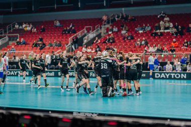 Riga, Letonya - 12 Nisan 2025 - Rubene spor arenasında sarılarak ve tezahürat yaparak sahadaki zaferini kutladı.