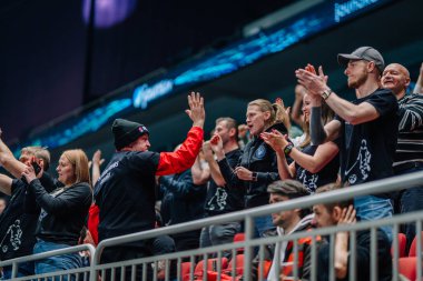 Riga, Letonya - 12 Nisan 2025 Tribünlerde tezahürat yapan ve kutlama yapan heyecanlı taraftarlar, spor sahasındaki takımlarına güçlü bir destek veriyorlar..