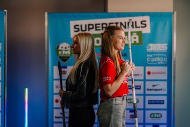 Riga, Letonya - 12 Nisan 2025 FBK Valmiera formalı gülümseyen genç kadın 360 video kabininde poz veriyor..