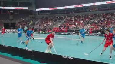 Riga, Letonya - 12 Nisan 2025 - Arenada oynanan final maçında büyük bir seyirci topluluğu tarafından çevrelenmiş top için mücadele eden oyuncular.