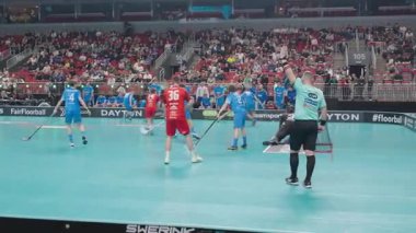 Riga, Letonya - 12 Nisan 2025 - Oyuncular ve hakem kalabalık bir arenada bir gol ya da faul ya da yoğun bir oyun oynuyorlar..