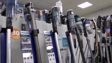 Valmiera, Letonya - Nisan 23, 2025 Philips, Dyson ve diğer markalardan kablosuz elektrik süpürgesi satışı için bir elektronik mağazasında sergileniyor..
