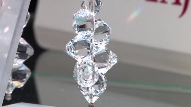 Valmiera, Letonya - 23 Nisan 2025 - Parlak bir dükkanda sergilenen ışığı güzel yansıtan parlak kristal mücevherlere yakın plan.