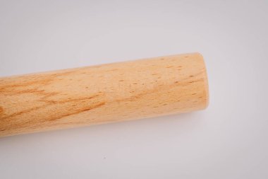 Beyaz zemin üzerinde düz, silindirik tahta bir sopa yakın plan görünür doğal ahşap tahıl ve kopyalama alanı.