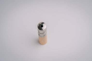 Hava akışı kontrolü için görünür merkezi bir açıklığı olan elektriksiz aroma borusunun üst görünümü, minimal beyaz arkaplanda görüntülenir.