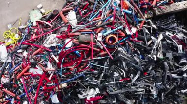 Bir geri dönüşüm ya da atık tasnif tesisinde atılmış renkli, karmaşık kablo, kablo ve plastik boruların yakın çekim görüntüsü.