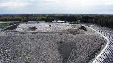 Kudumlar, Letonya - 28 Nisan 2025 - Ağır makineler, atık tepecikleri ve çevre yönetimi ve atık işleme alanları ile dolu bir atık sahasının havadan görünüşü.