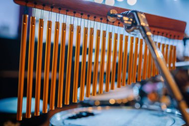 Valmiera, Letonya - 8 Mayıs 2025 - Metal bir standa monte edilmiş perküsyon çubuğu çan enstrümanına yakın çekim.