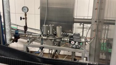 Valmiera, Letonya - 17 Mayıs 2025 Endüstriyel basınç göstergesi ve paslanmaz çelik boru sistemi kapakları, elektrik tesisatı ve motor bileşenleri ile döşenmiş..