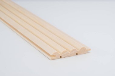 Dekoratif ahşap kalıp profil parçasının yakın plan görüntüsü, temiz ışıklandırma ve kopyalama alanı ile beyaz bir arkaplanda izole edilmiş..