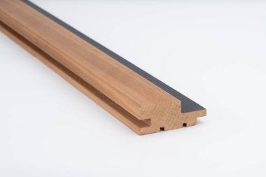 Ahşap kapı ya da pencere çerçeve profili siyah kauçuk mühür ile, beyaz arkaplanda gösteriliyor ve çapraz kesitini net görüyor.