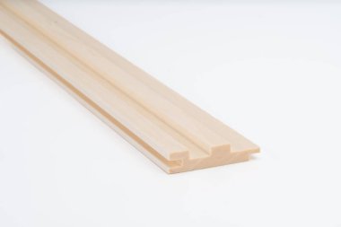 Açık renkli ahşap kalıp profili, beyaz arkaplanda temiz oyuklar var. Bölümler arası görünüm ayrıntılı ahşap işçiliğini vurguluyor.