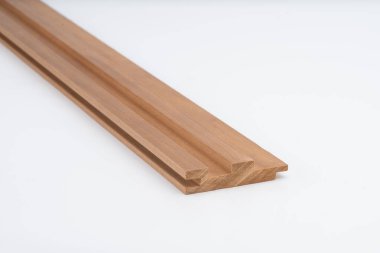 Ahşap çerçeve ya da kalıp profili, beyaz arkaplanda belirgin oyuklar var. İnşaat veya mobilya bileşenlerinin kesit görünümü.