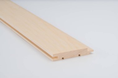 Beyaz arka planda gösterilen, ayrıntılı oyma ile aydınlık ahşap çerçeve profili. Doğrama veya süsleme işi için hassas kesim yapı bileşeni.