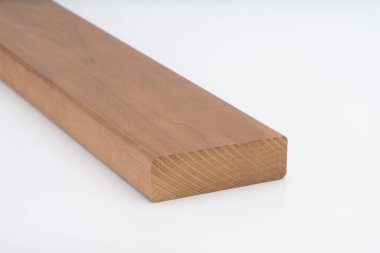 Yuvarlak kenarlı kahverengi ahşap tahta, beyaz arka planda sergileniyor. Pürüzsüz yüzey ve sağlam yapı marangozluk veya mobilya yapımı için ideal.