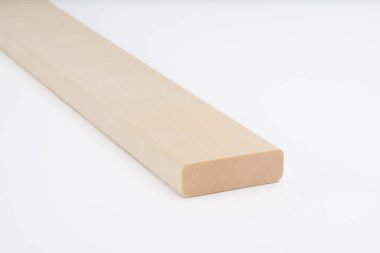 Açık bej tahta, pürüzsüz yuvarlak kenarlı, beyaz arka planda izole. Marangozluk, mobilya parçaları ya da ahşap malzemeler için mükemmel..