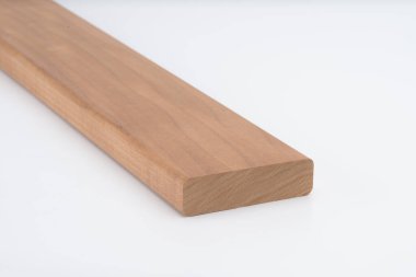 Düz kenarlı ve pürüzsüz kaplamalı kahverengi ahşap tahta, beyaz arka plana yerleştirilmiş. Marangozluk, iç işleri veya mobilya işçiliği için uygundur..