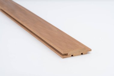 Kahverengi ahşap kalıp profili, karmaşık ahşap yapısı, beyaz arka planda gösteriliyor. Çerçeveleme, süsleme veya mimari doğrama işi için ideal.