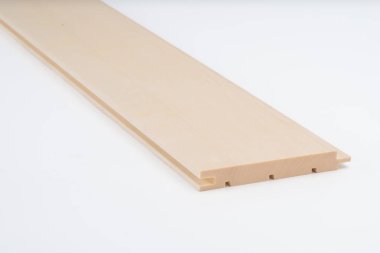 Hassas oyukları olan açık tahta panel ve beyaz arka planda görünen basamaklı kenarlar. Duvar kaplaması, döşeme ya da süsleme için ideal.