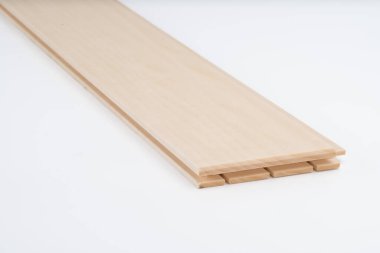 Temiz, katmanlı kenarları olan, beyaz arka planda sergilenen hafif tahta yığınları. Döşeme, pano veya inşaat malzemesi için ideal.