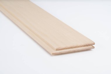 Temiz eğimli kenarlı, beyaz bir arka plana yerleştirilmiş iki adet tahta panel. Dolap, duvar panelleri veya mobilya montajı için ideal.