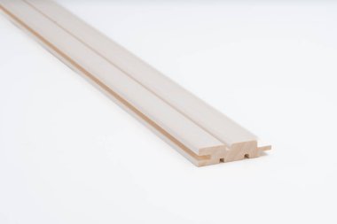 Değirmenli oyukları ve pürüzsüz yüzeyi beyaz arka plana yerleştirilmiş, açık tonlu ahşap kaplama. Modern duvar panelleri veya tavan kaplaması için ideal.