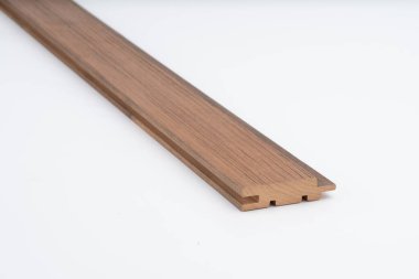 Hassas kesim oyukları ve düz kenarları olan kahverengi ahşap panel, beyaz arka planda sergileniyor. Duvar sistemleri, döşeme ya da kabin işleri için ideal.