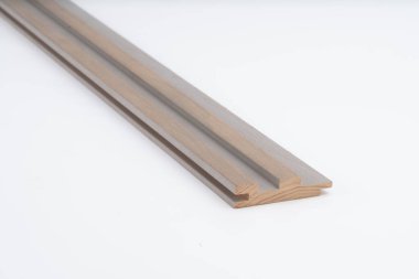 Beyaz arka planda görünen derin oyuklar ve temiz kenarlı gri tonlu ahşap kaplama. Modern duvar panelleri ya da mimari kaplamalar için tasarlandı..