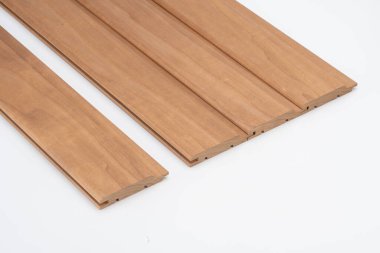 Nazikçe kavisli yüzeyleri ve birbirine kenetlenmiş kenarları beyaz arka planda sergilenen kahverengi tahta çatallar. Panelde ya da akustik duvarlarda kullanılır..