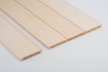 İç duvar ya da tavan kaplaması için ideal, düzgün yerleştirilmiş yan yana yerleştirilmiş ahşap kirişler. Kopyalama alanı için temiz beyaz arkaplan.