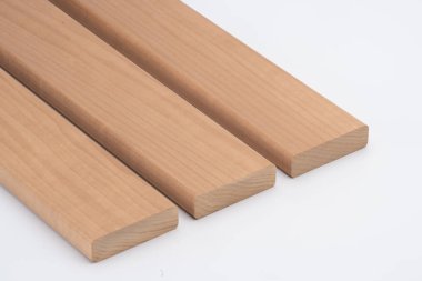 Pürüzsüz yüzeyleri ve yuvarlak kenarları olan üç kahverengi ahşap tahta tahta, beyaz arka planda yan yana, ahşap tahılı renklendiriyor ve bitiriyor..